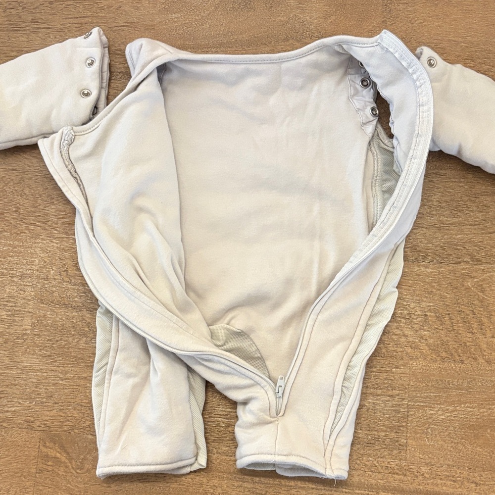 Baby Brezza 2-in-1 Transitional Sleep Suit, Grey, 3-6M, 12-18lbs - Picture 4 of 4